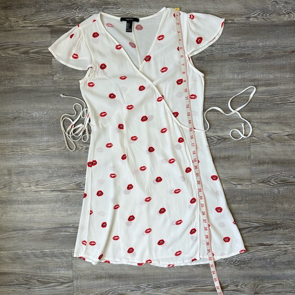 Lip print wrap dress - Picture 7 of 12